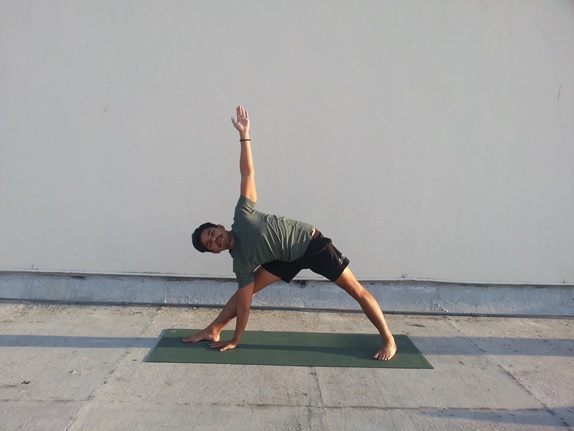 The triangle pose in yoga relieves backaches and hip joint pain