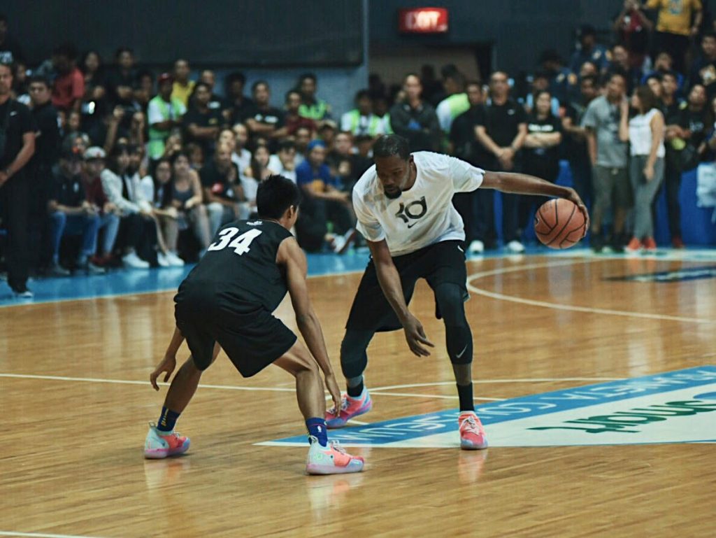 Kevin Durant showing off his ball-handling skills