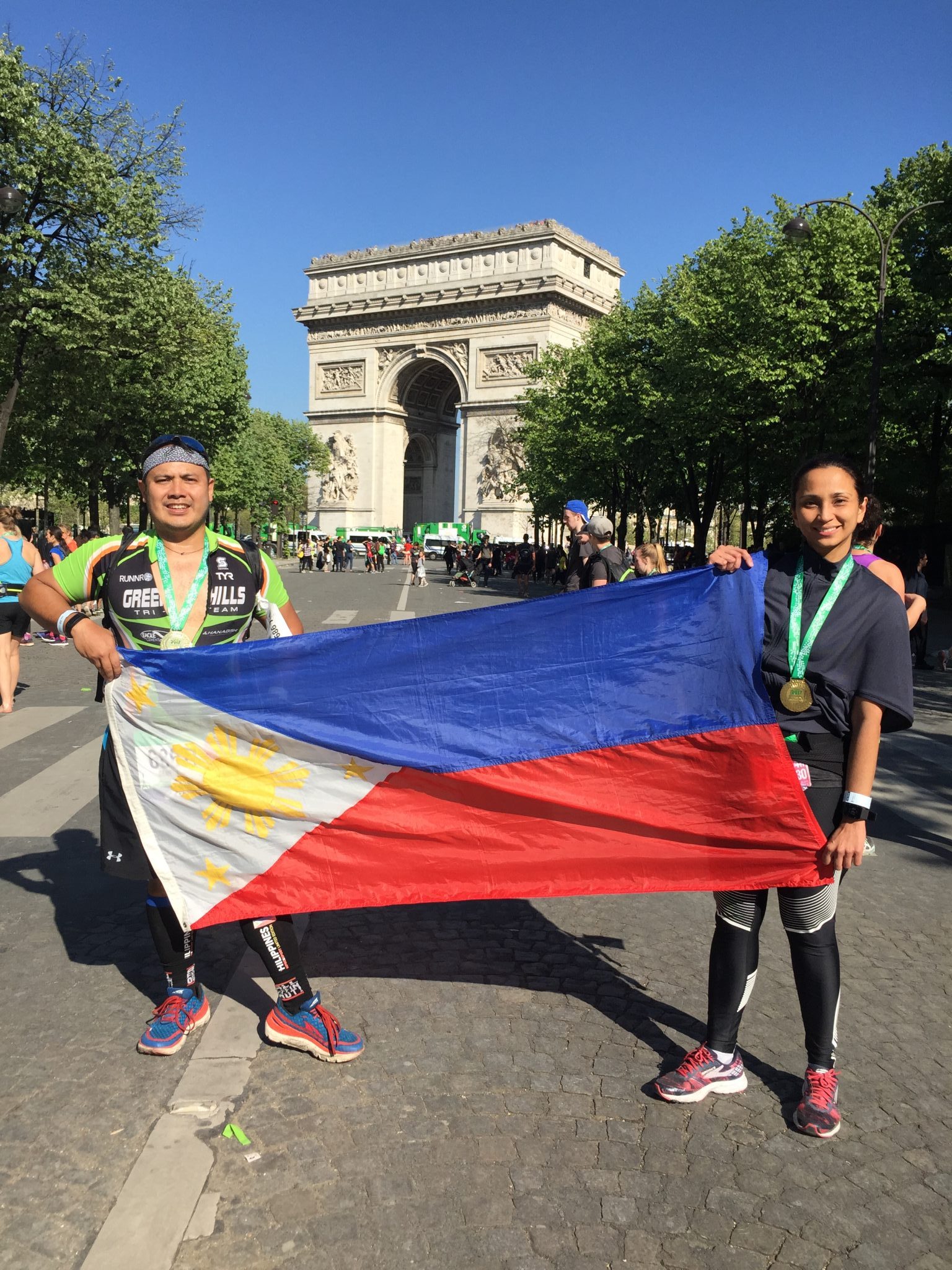 Gene Tiongco always brings a Philippine flag to his marathons and as a result, many kababayans watching the race also beam with pride seeing a Filipino runner