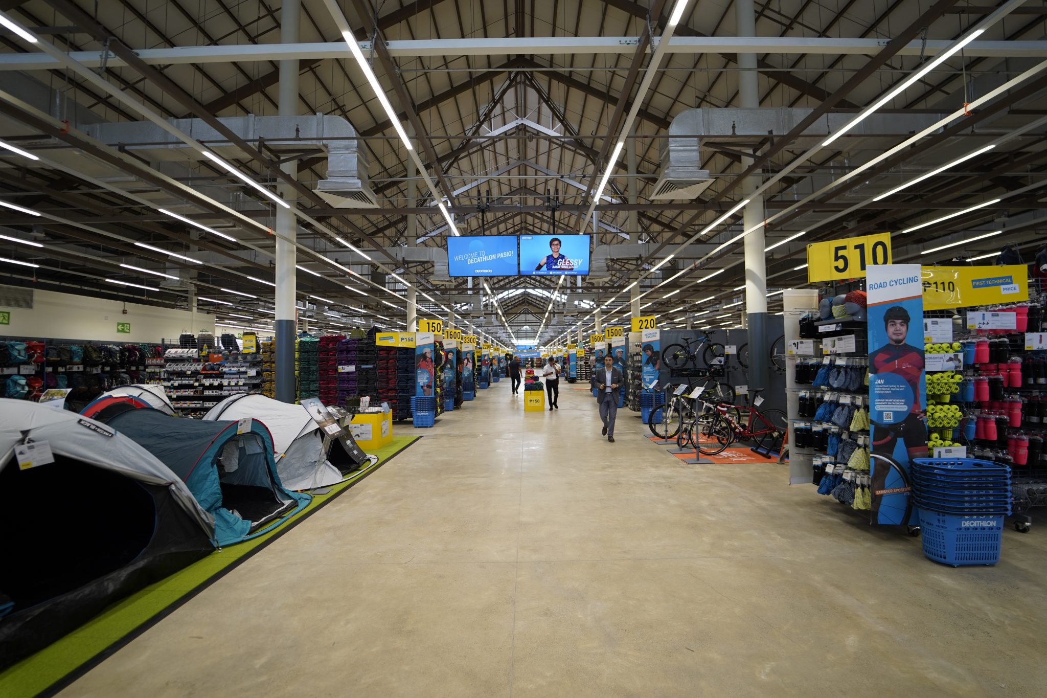 Decathlon is a fully integrated company with dedicated teams that are responsible for the research, design, manufacturing, logistics, and testing of 40 different in-house products