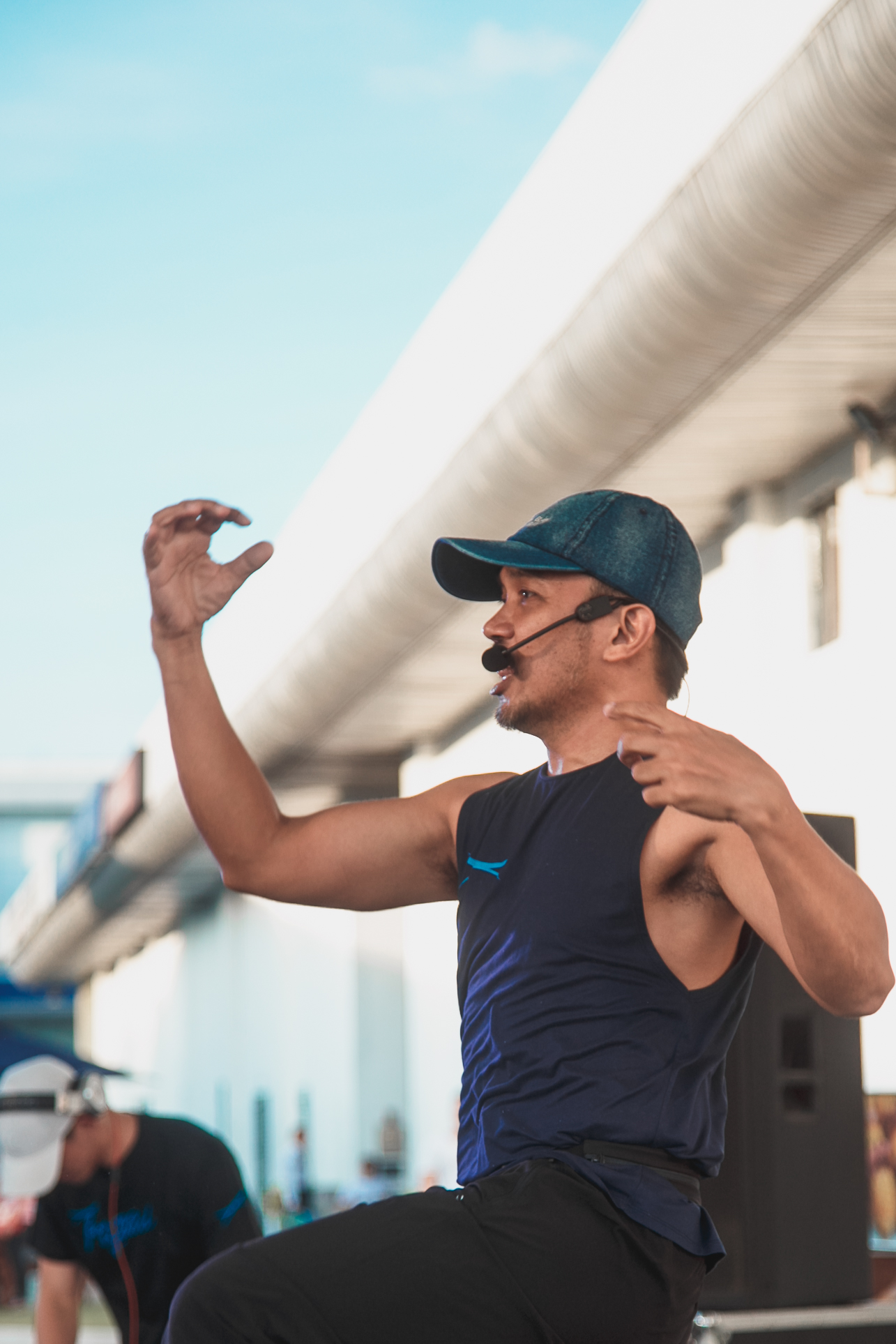 Plana Forma instructor Van Manalo led the class in last Saturday's workout