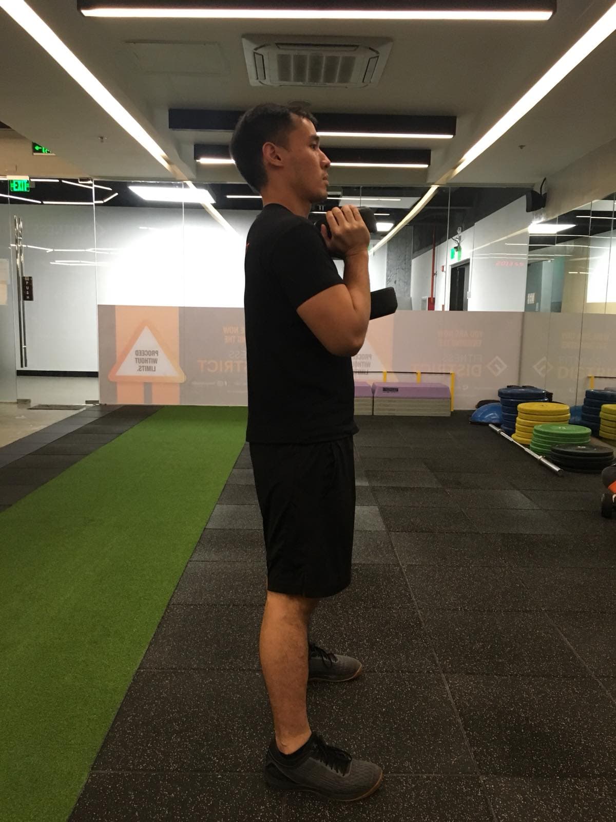 The goblet squat strengthens the muscles in the lower body