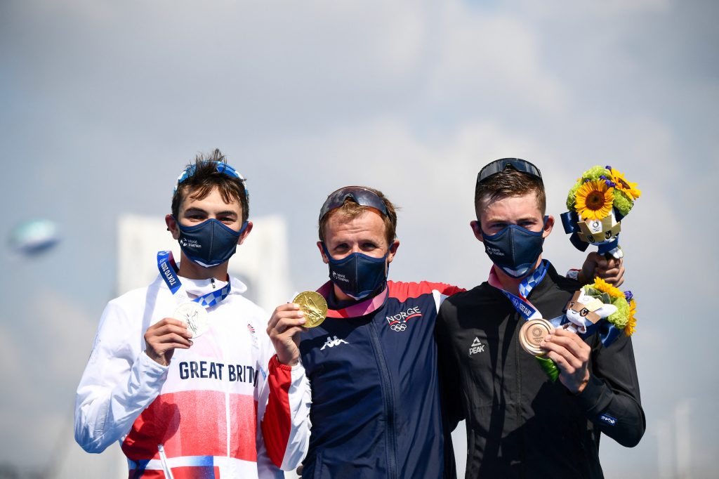 Gold medalist Norway's Kristian Blummenfelt (C), silver medalist Britain's Alex Yee (L) and bronze medallist New Zealand's Hayden Wilde