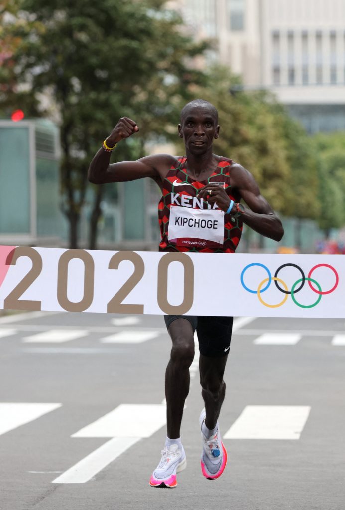 Eliud Kipchoge becomes only the third man to win consecutive marathon titles