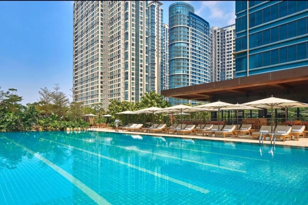 A hotel for fitness buffs: Grand Hyatt Manila' swimming pool can cater to even serious swimmers
