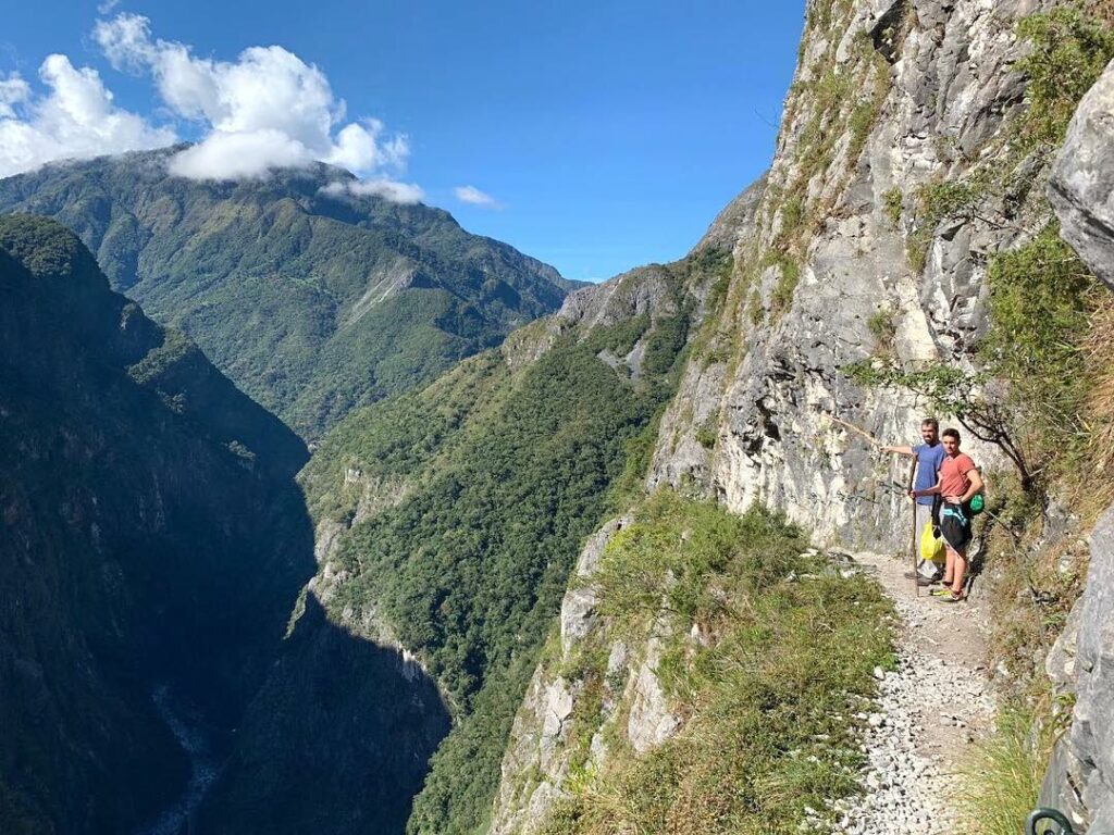 Zhuilu Old Trail has an altitude of 800 meters, which is approximately higher than Taipei 101