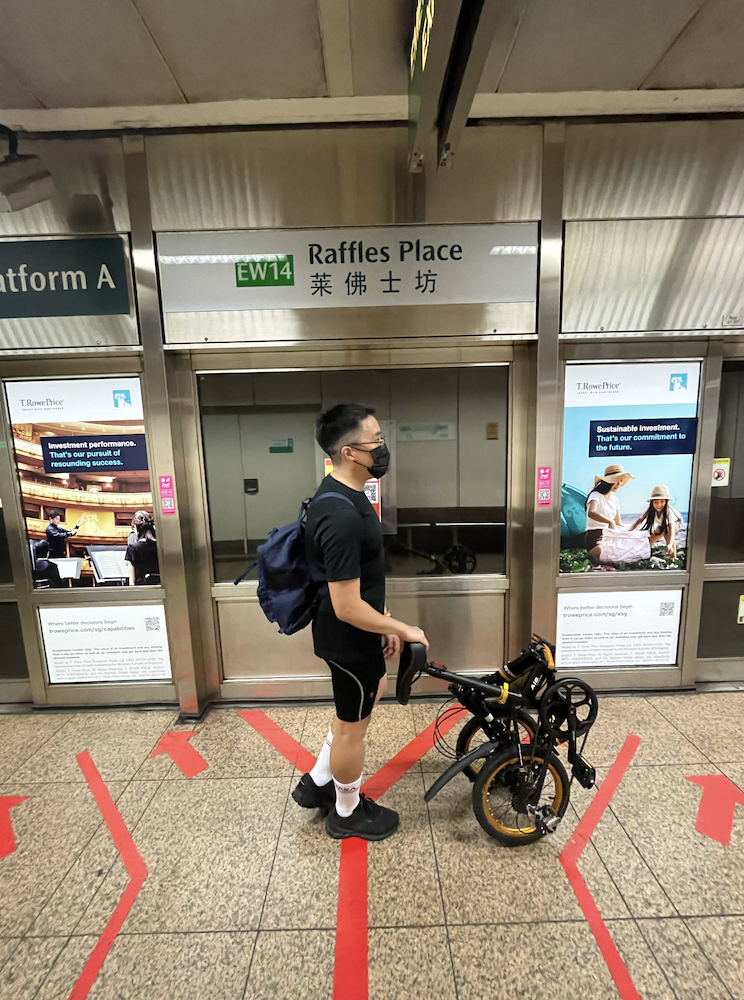 Commuting with the bike at Raffles Place MRT station 1
