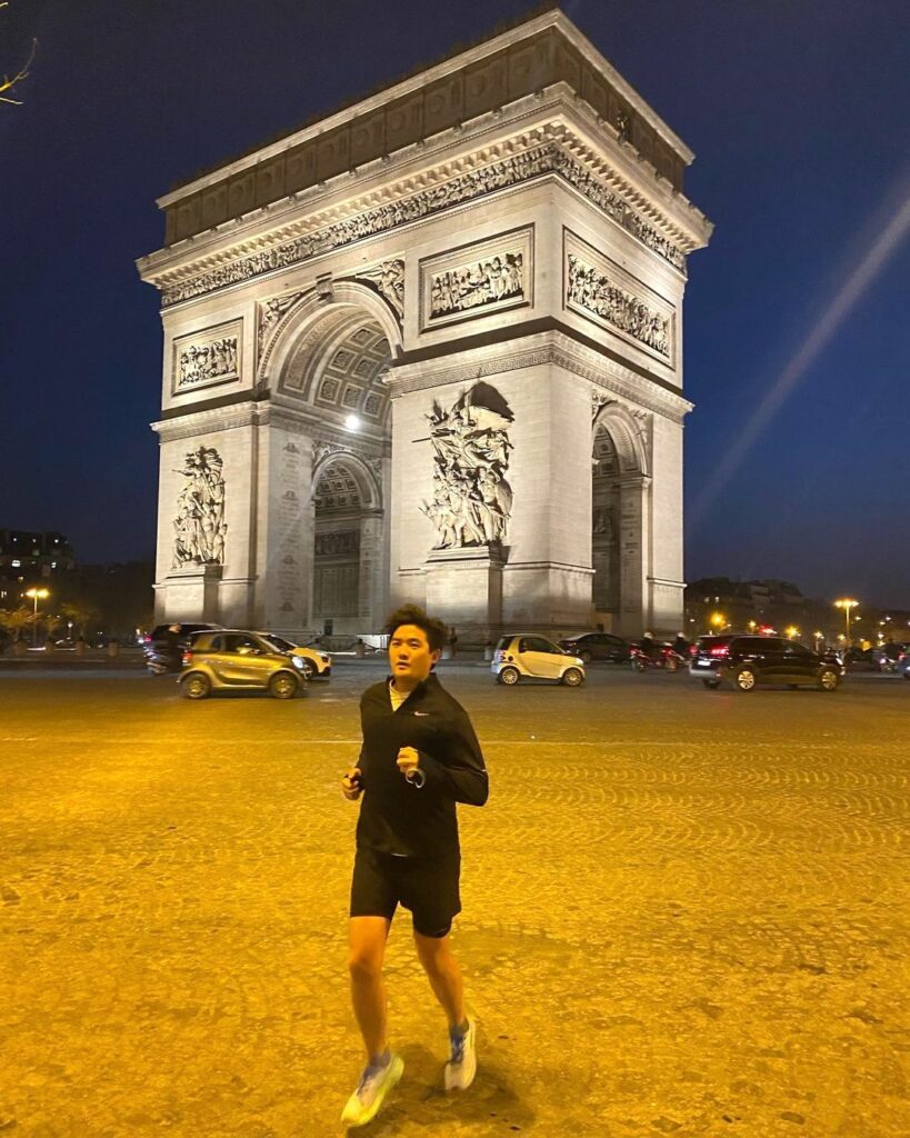 Tim Yap running with the Arc de Triomphe in the background