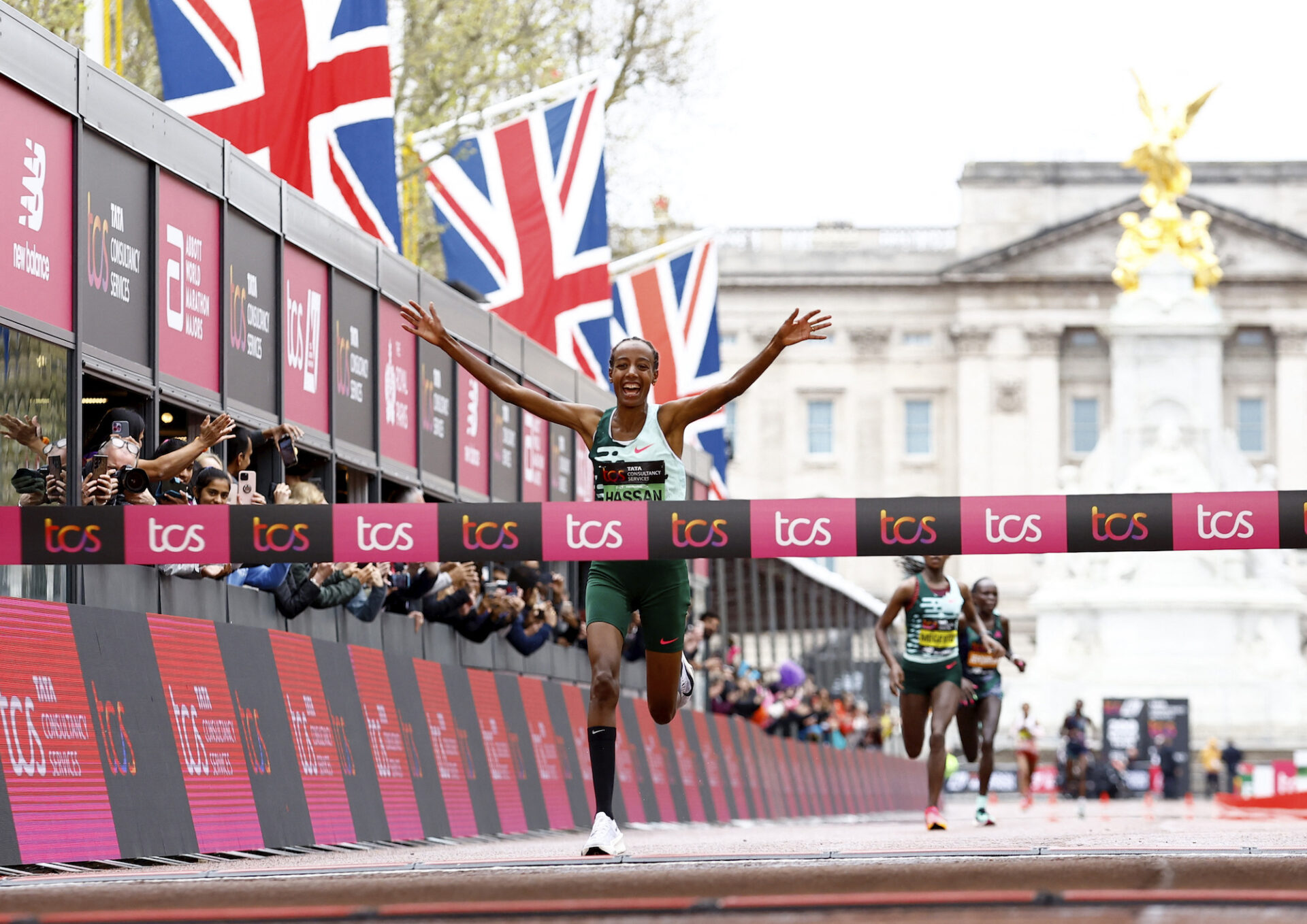 Kenya's Kiptum breaks London Marathon record, Hassan makes stunning ...