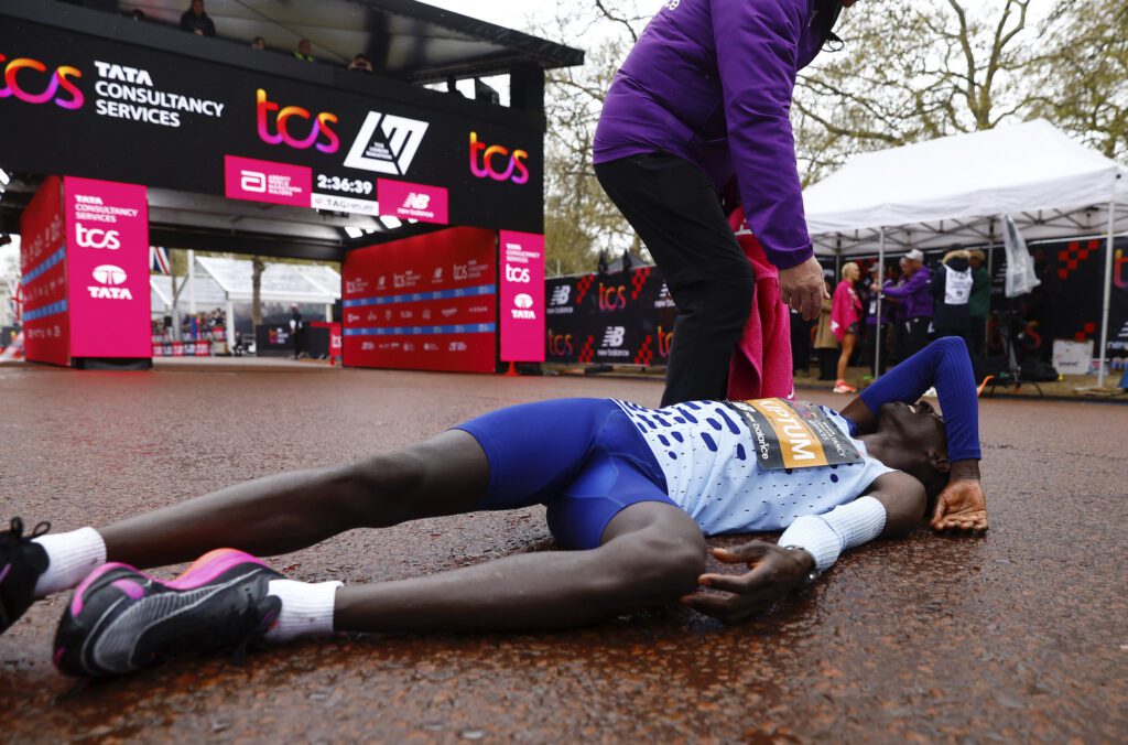 Kelvin Kiptum collapses after winning the elite men's race